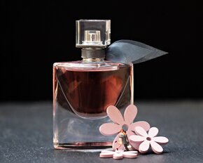 perfume-2142824.jpg